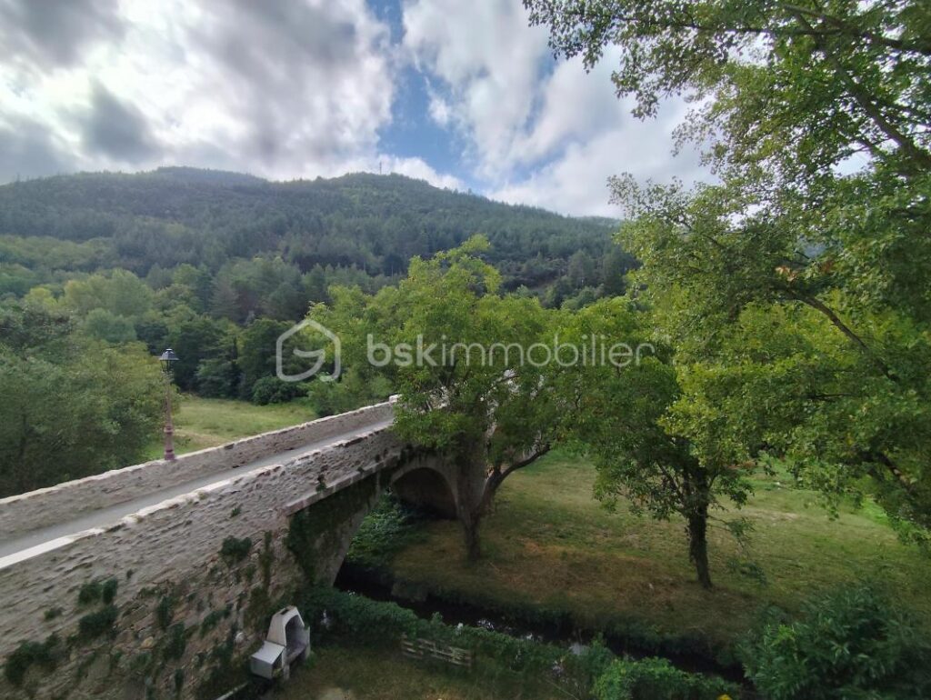 🏡 Maison de village 120 m² – Atypique & pleine de charme – Jardin intimiste 🌿 – 5 pièces – 3 chambres – 120 m²