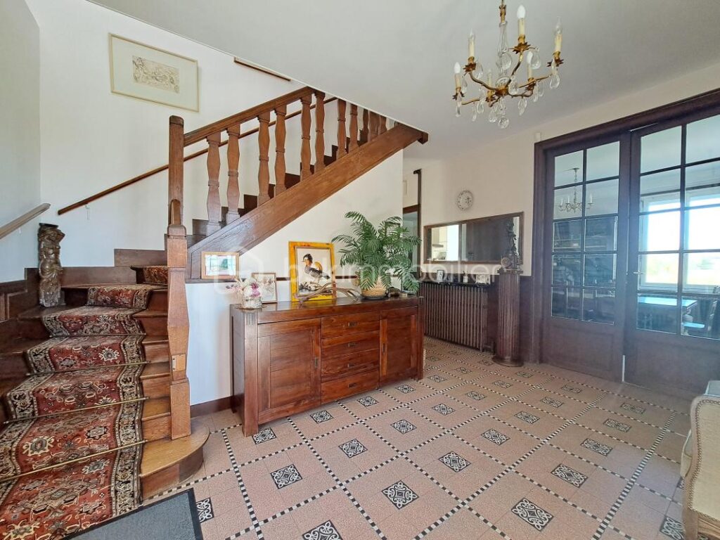 PROPRIETE DE CARACTETRE AVEC DEPENDANCE SUR ENVIRON 3750 M² DE TERRAIN DANS UN ENVIRONNEMENT CALME – 10 pièces – 7 chambres – 222 m²