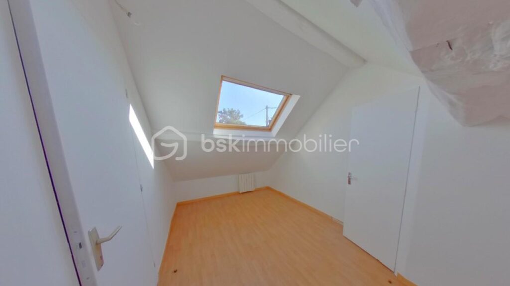 Longère de 92 m² sur 4065 m² de terrain – 6 pièces – 3 chambres – 92 m²