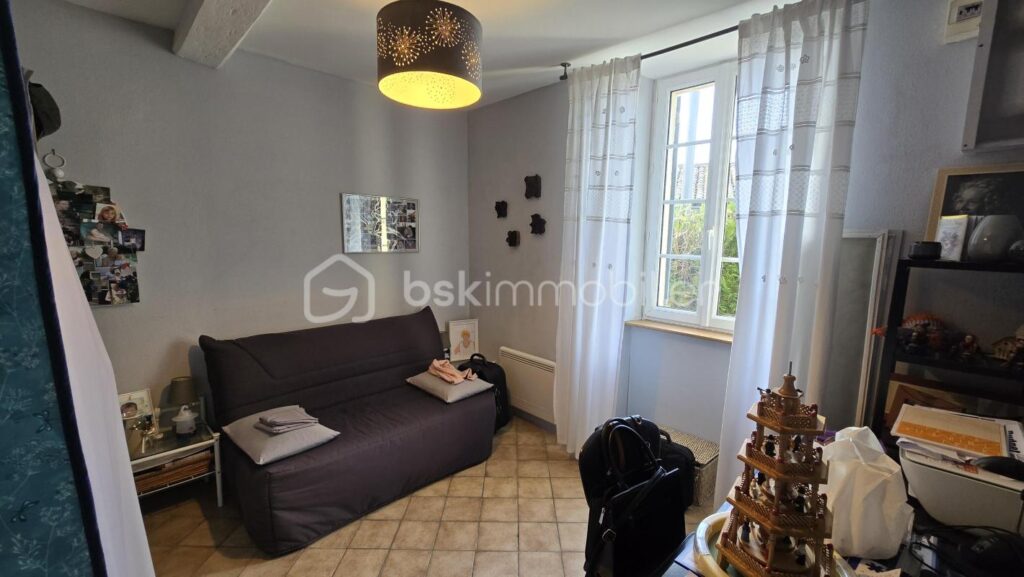 Maison en pierre avec 100m2 de dépendances – 7 pièces – 3 chambres – 172 m²