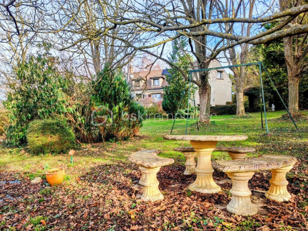 Belle maison familiale 5 ch dans un écrin boisé avec vue dégagée – 7 pièces – 5 chambres – 200 m²