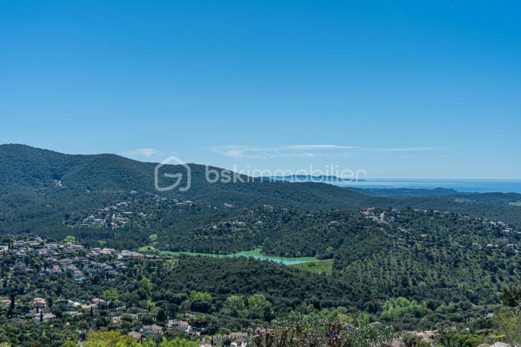 Belle propriété de 230 m² avec vue mer panoramique sur les îles d&rsquo;or – Piscine et ascenseur – 6 pièces – 4 chambres – 230 m²