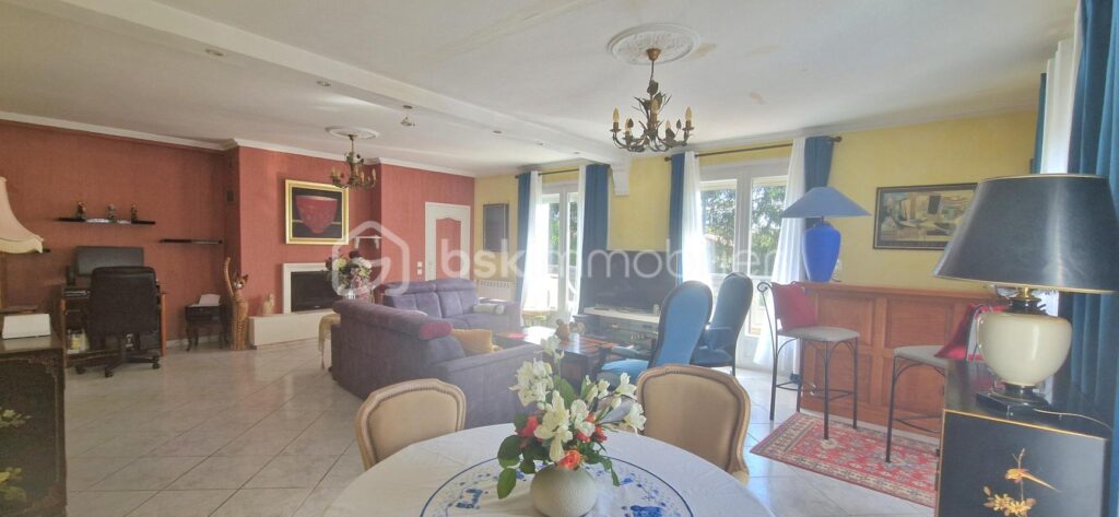 Maison familiale avec T2 indépendant, grands volumes, piscine et magnifique jardin – 5 mns de Dax – 6 pièces – 4 chambres – 200 m²