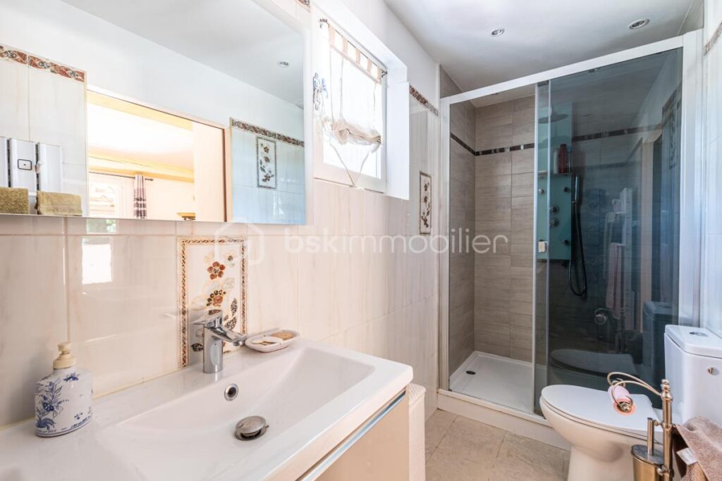 DPT VAR 83 : VERITABLE HAVRE DE PAIX – 6 pièces – 4 chambres – 160 m²