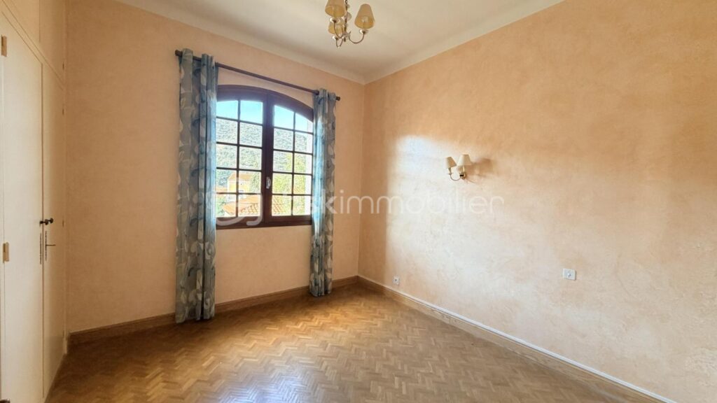 Maison 4 faces – 8 pièces – 5 chambres – 188 m²