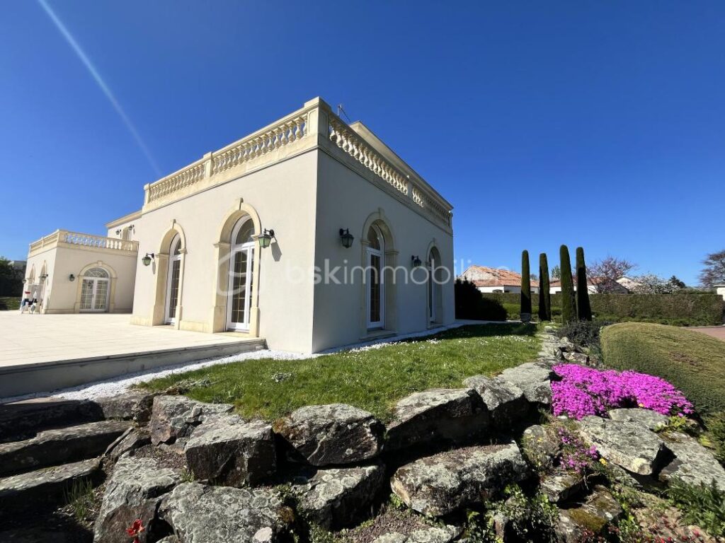 PROPRIÉTÉ 483m2 – 12 pièces – 8 chambres – 483 m²