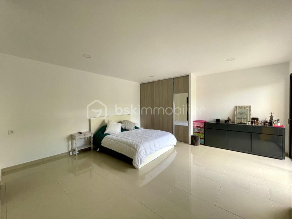 VILLA PLAIN PIED 186M²- VUE DEGAGEE -4 CHAMBRES-PISCINE- GARAGE- 34800 – 6 pièces – 5 chambres – 186 m²