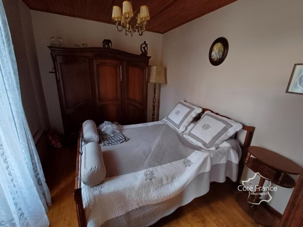 Maison de village rénovée avec dépendances et terrain attena – 6 pièces – 3 chambres – 105 m²