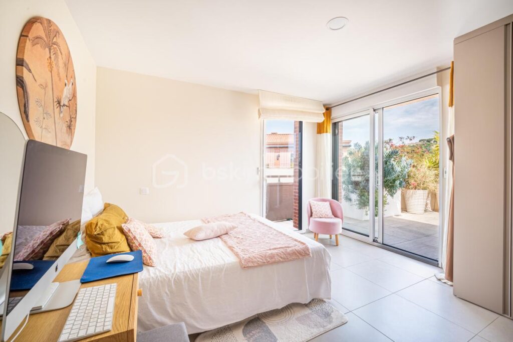 DPT VAR (83) – APPARTEMENT MODERNE ET SPACIEUX – VUE MER ET COLLINE – 4 pièces – 3 chambres – 106 m²