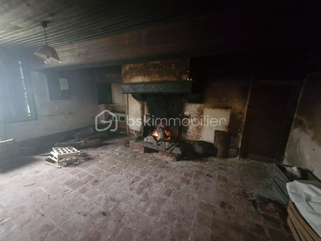 Belle maison en pierre à rénover de 150m2 avec deux dépendances de 100m2 et terrain de 47 hectares – 4 pièces – 2 chambres – 150 m²