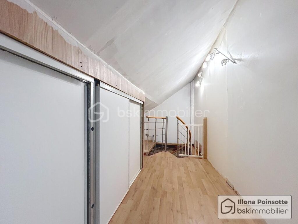 Maison avec dépendances et 1 hectare de terrain – 5 pièces – 4 chambres – 100 m²