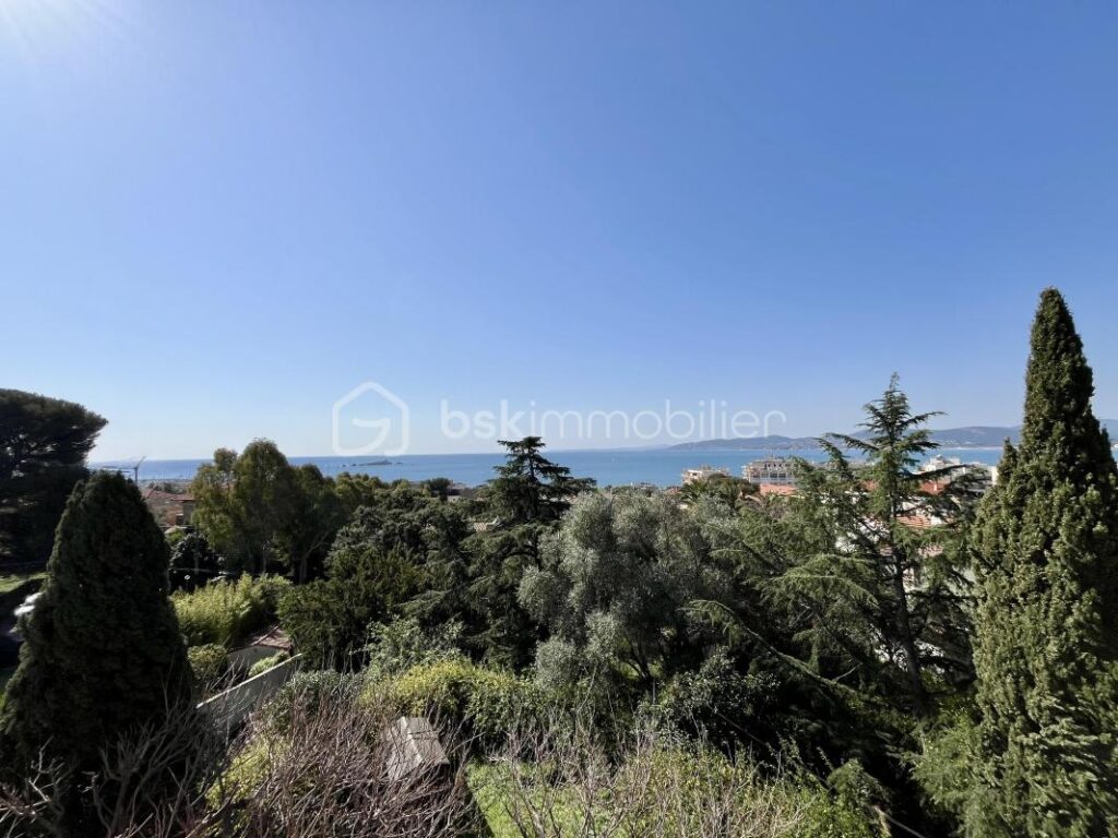 Centre de Saint-Raphaël – Élégante propriété de caractère des années 1930, vue mer sur un emplacement d’exception – 11 pièces – 5 chambres – 320 m²