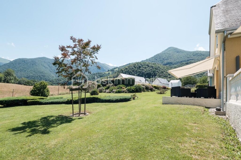 ENSEMBLE IMMOBILIER – 2 MAISONS FAMILIALES + 2 DÉPENDANCES AMÉNAGÉES – VUE PYRÉNÉES – TERRAIN 4500M² – 10 MN LOURDES – 16 pièces – 12 chambres – 410 m²
