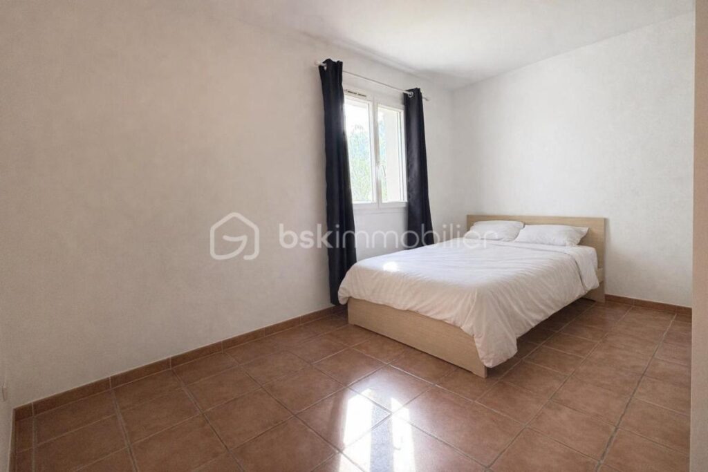 MAISON FAMILIALE 190 M2 – TARADEAU – 8 pièces – 5 chambres – 190 m²