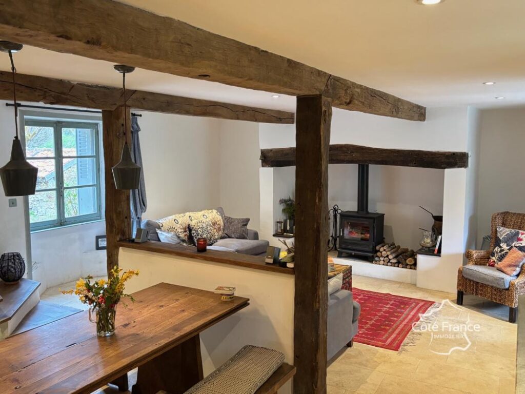 Ancien moulin renové avec grange et terrain à Boisset 15600 – 5 pièces – 4 chambres