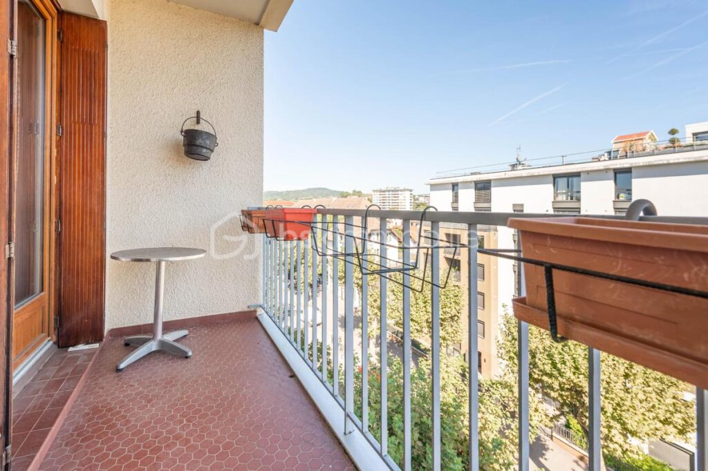 Joli 4 pièces en étage élevé avec vue panoramique / Cave + Parking commun / Garage en sus – 4 pièces – 2 chambres – 82 m²