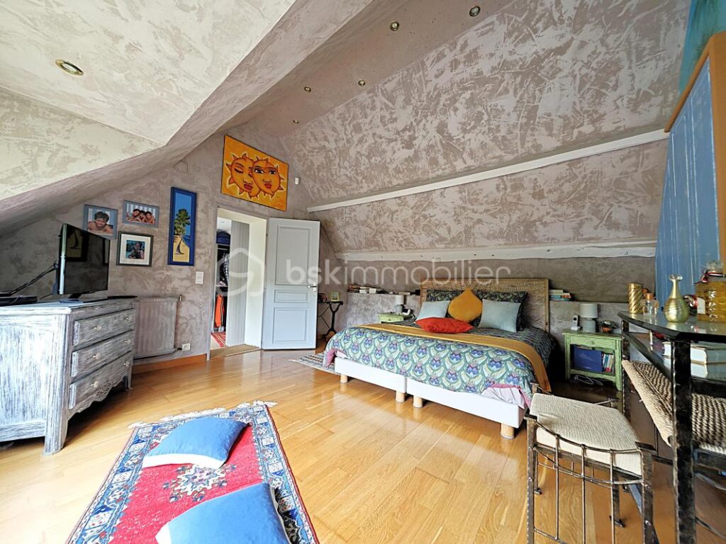 À 10 minutes de RAMBOUILLET, propriété de 220m²habitable sur terrain de 940m² avec une magnifique piscine de 5 M par 10 M – 4 pièces – 3 chambres – 171 m²