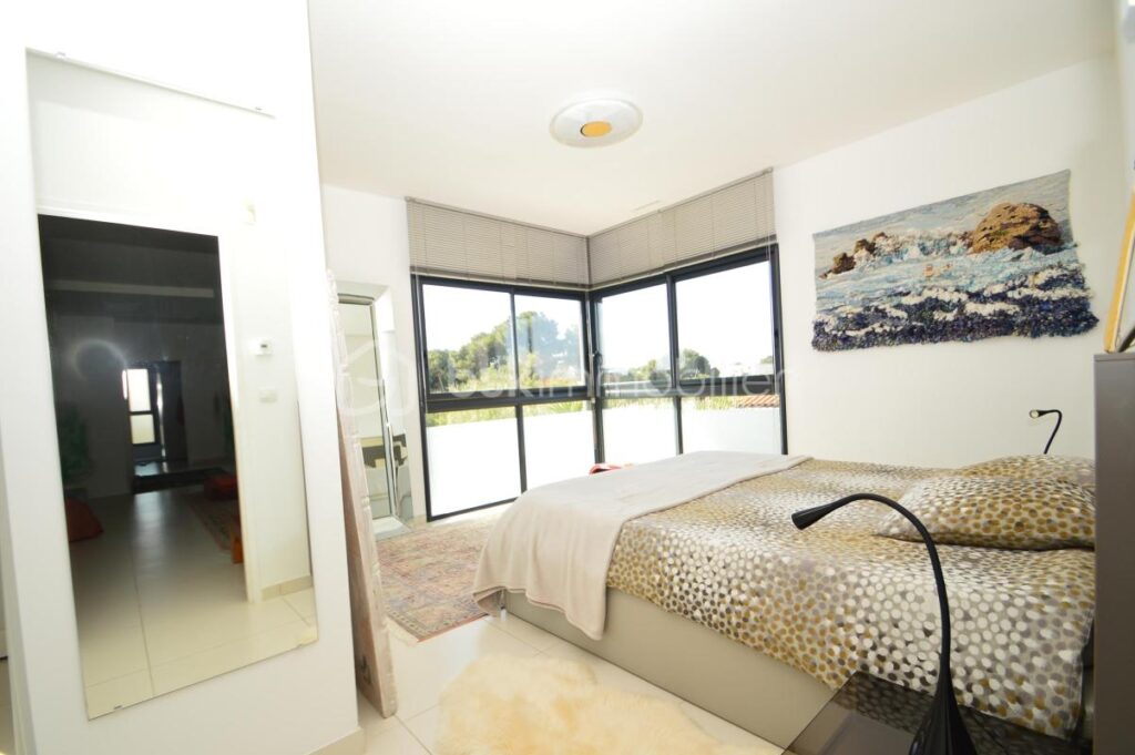 Belle villa avec jardin, garage et piscine – 5 pièces – 3 chambres – 180 m²