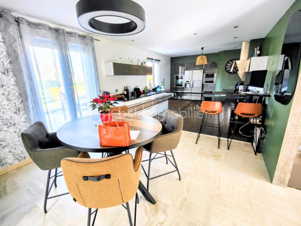 Maison contemporaine charmante et spacieuse à Jouars-Pontchartrain – 8 pièces – 3 chambres – 233 m²