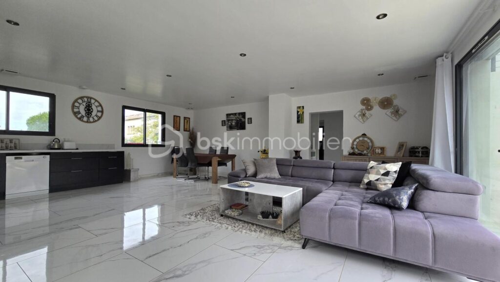 Villa contemporaine avec suite parentale en RDC, piscine, garage et grand jardin – 6 pièces – 4 chambres – 188 m²