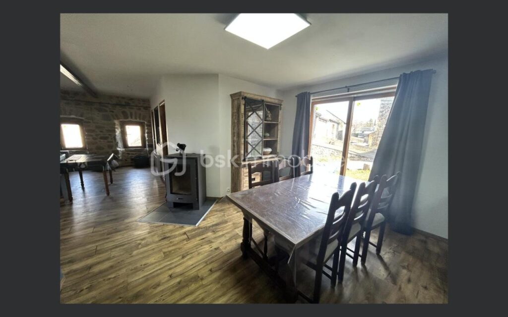 Ancienne grange rénovée avec vue dégagée – Fort potentiel en gîte – Freydefont (Saint-Nectaire) – 6 pièces – 4 chambres – 128 m²