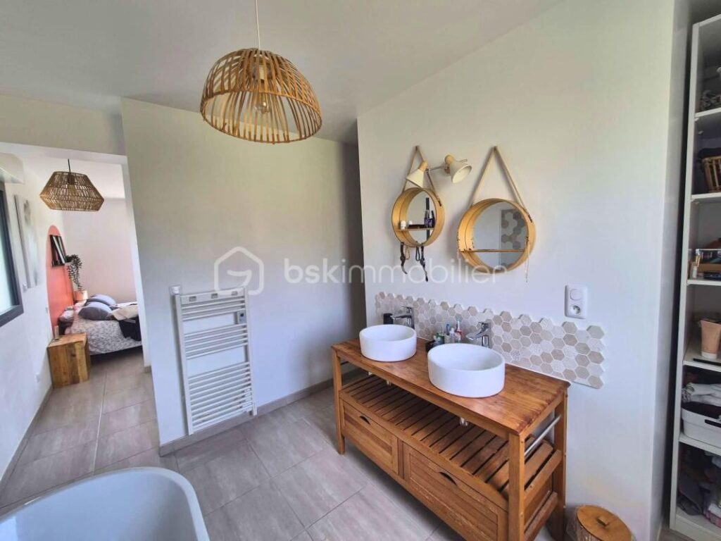 Exclusivité Maison contemporaine de 2018 – 154 m² – DPE A – Plain pied et Suite parentale – Terrain 1 139 m² – Garage – 6 pièces – 5 chambres – 154 m²