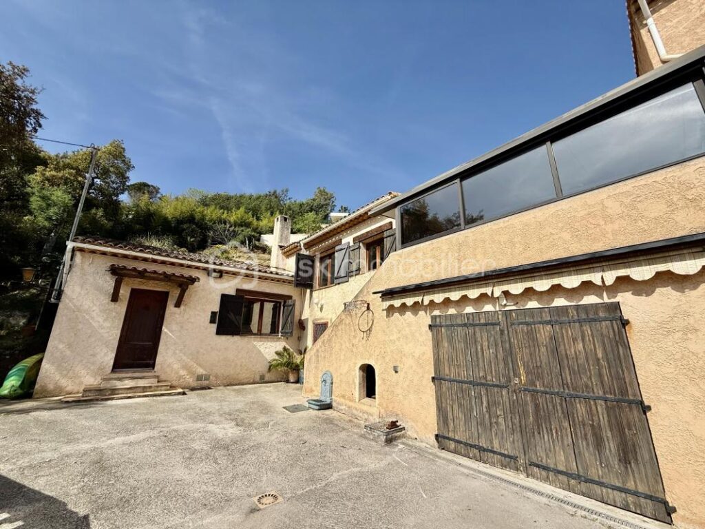Maison individuelle avec piscine et vue mer – 6 pièces – 3 chambres – 220 m²