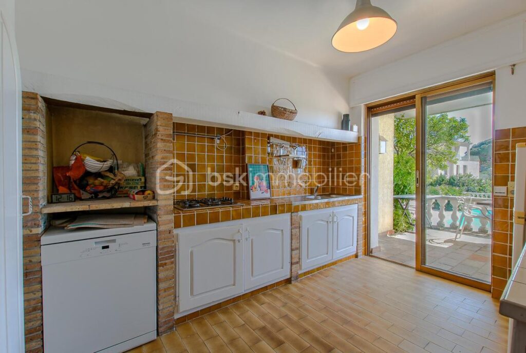 Demeure de caractère avec vue mer, piscine et multiples logements indépendants – 9 pièces – 6 chambres – 319 m²