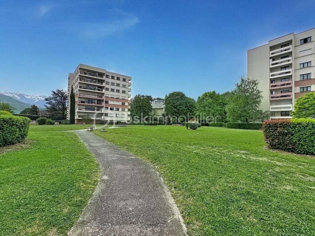 Appartement de 83 m2 avec terrasse – 4 pièces – 3 chambres – 82 m²