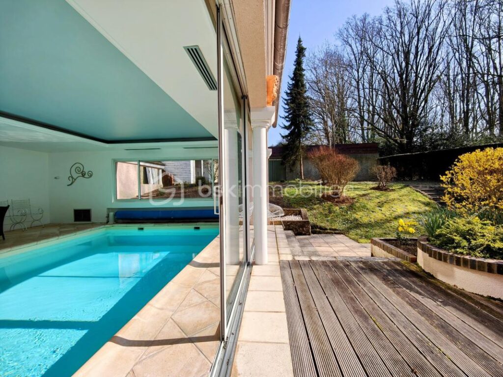Au calme, grande maison familiale 6 ch av jardin clos arboré, terrasse et piscine couverte – 15 pièces – 6 chambres – 390 m²
