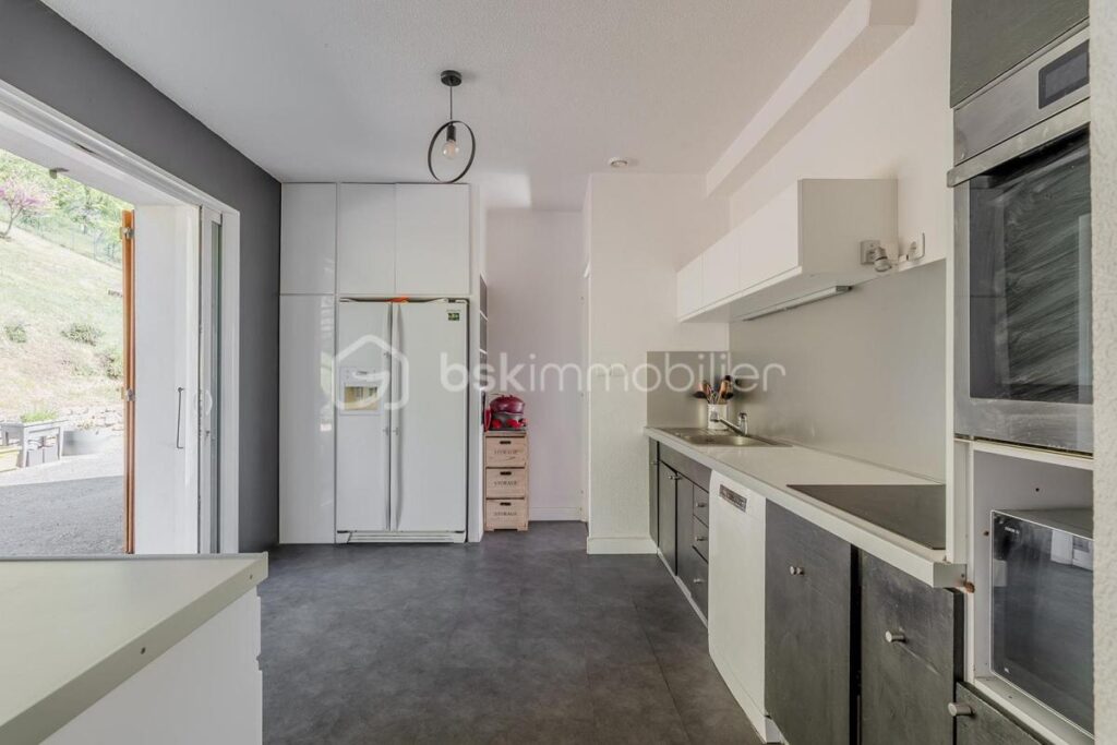 MAISON FAMILIALE AVEC VUE DÉGAGÉE, AU CALME DANS UN CADRE EXCEPTIONNEL PROCHE COMMODITÉS – 8 pièces – 5 chambres – 241 m²