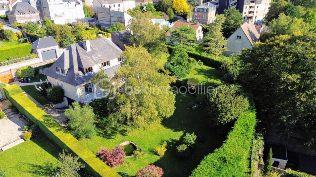 Plein centre, maison familiale av 5 ch sous-sol et jardin clos arboré ! – 8 pièces – 4 chambres – 180 m²
