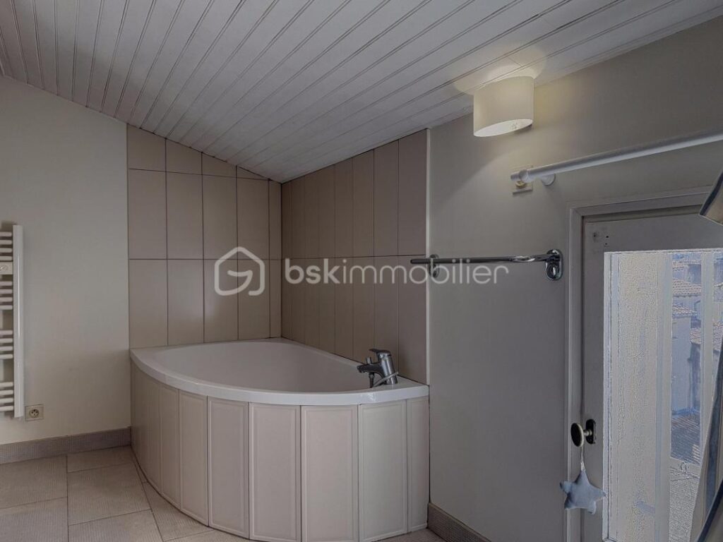 Appartement haut de gamme avec vue sur le Palais des Papes – 6 pièces – 5 chambres – 180 m²