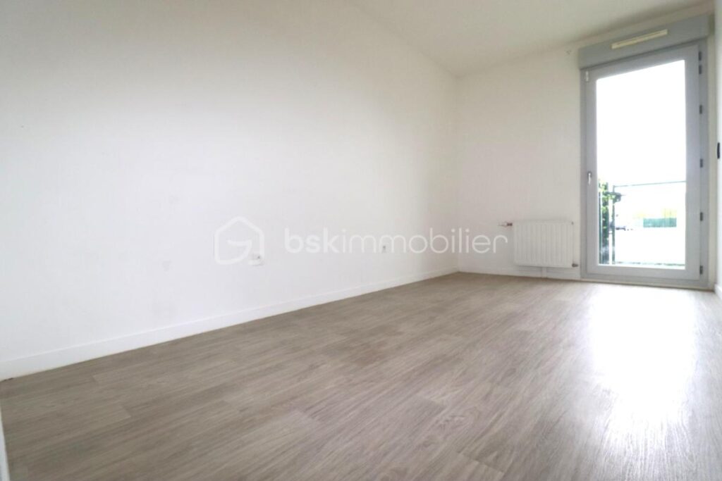 AGREABLE APPARTEMENT TRAVERSANT ET LUMINEUX ( 3 pieces 53 m² ) AVEC PLACE DE PARKING PRIVATIVE – 3 pièces – 2 chambres – 53 m²