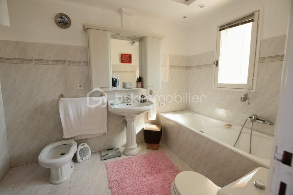 Superbe villa de 148 m2 sur une terrain de 2400 m2 – 5 pièces – 4 chambres – 148 m²