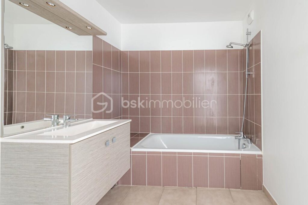 Joli T3 en étage avec terrasse couverte et vue dégagée / Stationnement privatif en sous-sol – 3 pièces – 2 chambres – 64 m²