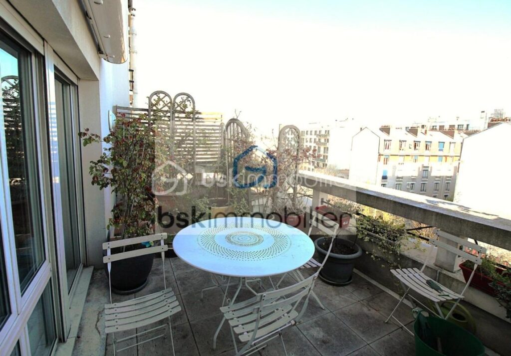 Vue sur le Bois de Vincennes – 2 terrasses – 7e étage – Parking – Cave – Fort potentiel – 3 pièces – 2 chambres – 53 m²