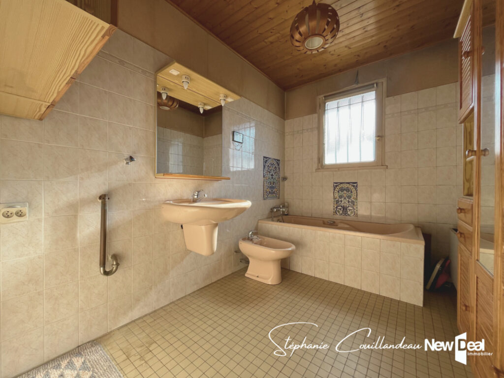 Grande maison à rénover sur grand terrain plat sur les hauteurs d’Aix les Bains – 7 pièces – 5 chambres – 177 m²