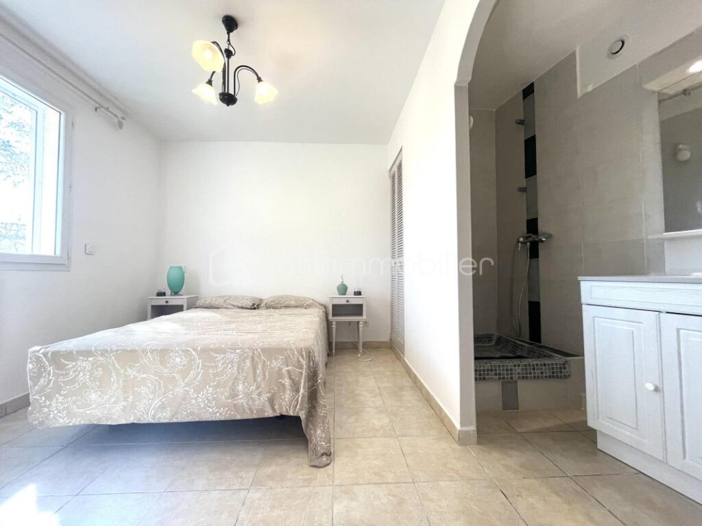 VILLA T4 + T2 – Saint Paul En Forêt – Vue exceptionnelle, au calme avec un fort potentiel ! – 6 pièces – 4 chambres – 145 m²