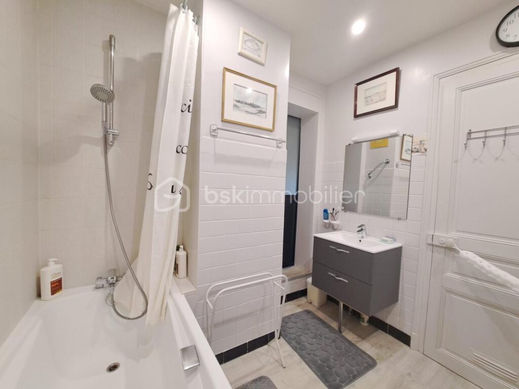 PROPRIETE DE CARACTETRE AVEC DEPENDANCE SUR ENVIRON 3750 M² DE TERRAIN DANS UN ENVIRONNEMENT CALME – 10 pièces – 7 chambres – 222 m²