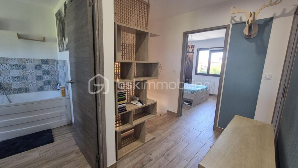 A VENDRE VILLA TROIS FACES DE 96M² SUR TERRAIN DE 394M A SAINT CYPRIEN – COTE VILLAGE – EN IMPASSE – TROIS CHAMBRES – DEUX PIECES D EAU – DEUX TOILETTES – BUANDERIE – PISCINE – TERRASSE – PROCHE DES ECOLES DES COMMERCES ET DES PLAGES – 5 pièces – 3 chambres – 96 m²