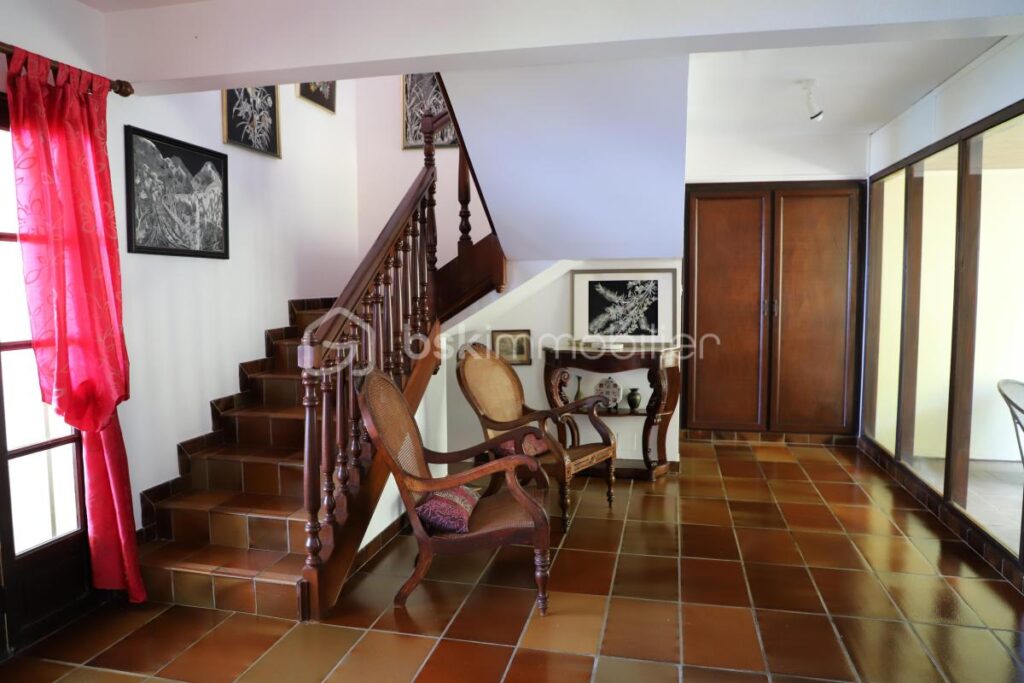 ✨ Villa d’exception avec vue mer – La Montagne (97417) – 7 pièces – 5 chambres – 350 m²