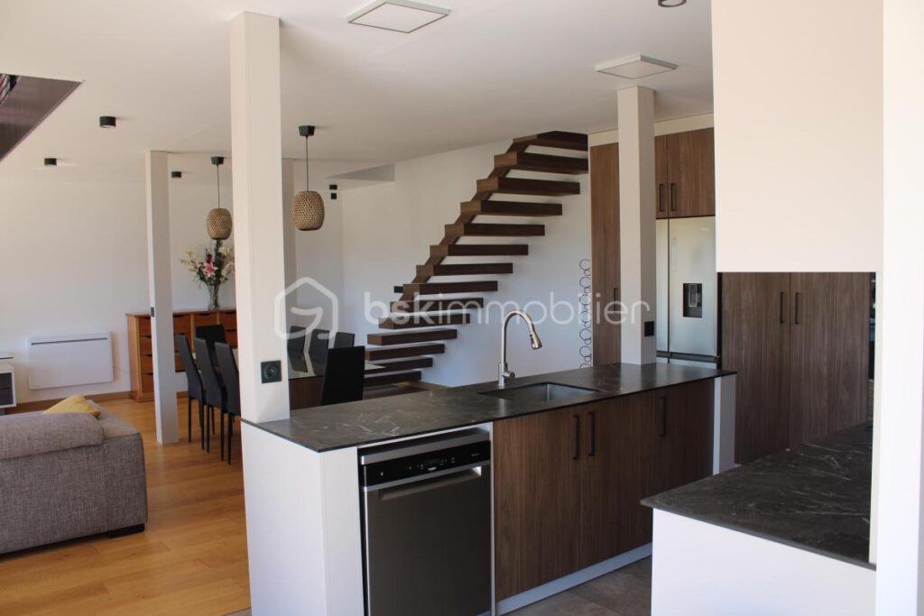 Ensemble Immobiler d&rsquo;exception composé de deux maisons neuves contemporaines + un terrain constructible en Haute Provence : Ideal investisseur – 12 pièces – 8 chambres – 300 m²