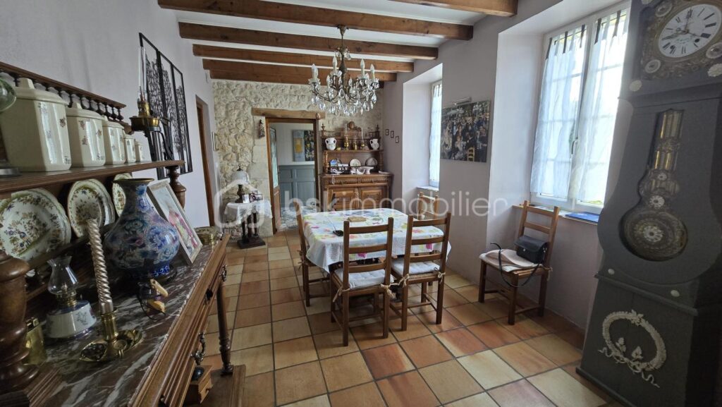 Maison en pierre avec 100m2 de dépendances – 7 pièces – 3 chambres – 172 m²