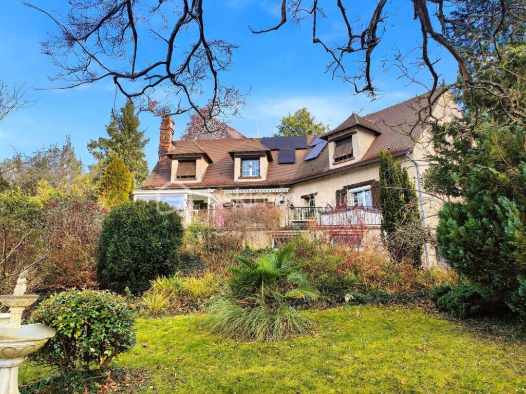 Belle maison familiale 5 ch dans un écrin boisé avec vue dégagée – 7 pièces – 5 chambres – 200 m²