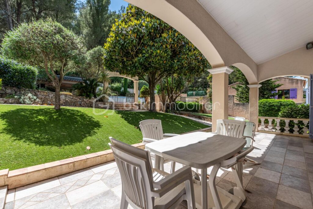 DPT VAR 83 : VERITABLE HAVRE DE PAIX – 6 pièces – 4 chambres – 160 m²