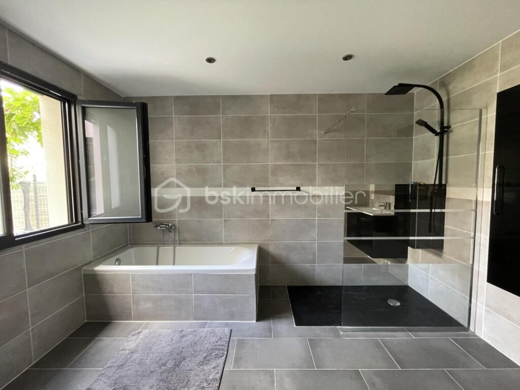 VILLA PLAIN PIED 186M²- VUE DEGAGEE -4 CHAMBRES-PISCINE- GARAGE- 34800 – 6 pièces – 5 chambres – 186 m²