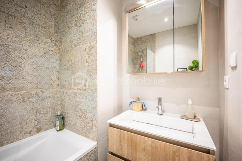 DPT VAR (83) – APPARTEMENT MODERNE ET SPACIEUX – VUE MER ET COLLINE – 4 pièces – 3 chambres – 106 m²