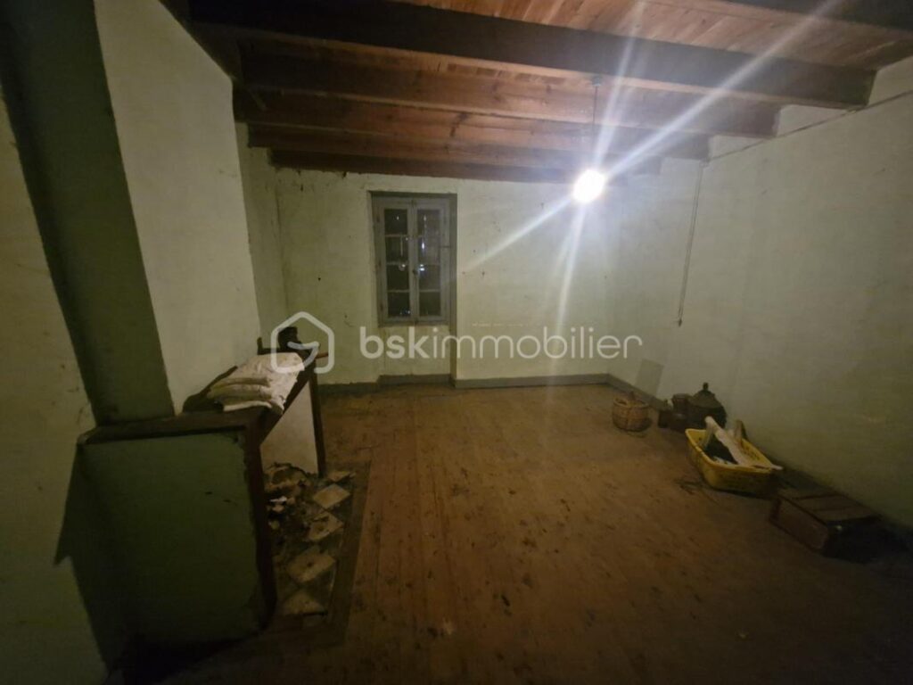 Belle maison en pierre à rénover de 150m2 avec deux dépendances de 100m2 et terrain de 47 hectares – 4 pièces – 2 chambres – 150 m²