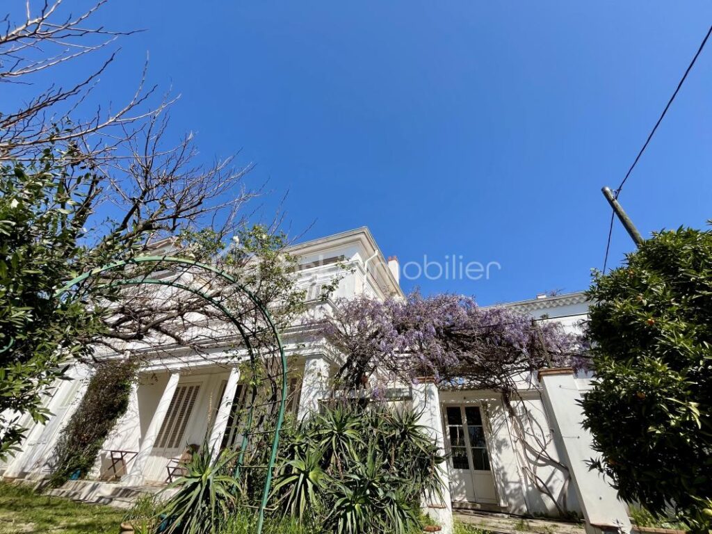 Centre de Saint-Raphaël – Élégante propriété de caractère des années 1930, vue mer sur un emplacement d’exception – 11 pièces – 5 chambres – 320 m²